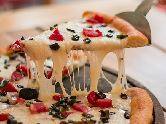 La mozzarella, un fromage tellement populaire. Considérant les multiples options disponibles sur le marché, comment réussir à faire le bon choix? Isabelle Huot Docteure en nutrition fait le point dans son article pour le Journal de Montréal.