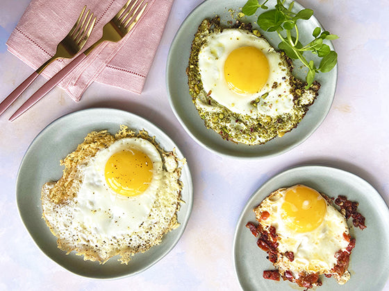 Oeufs miroir assaisonnés de 3 façons : moins de 5 ingrédients et un vrai délice. À essayer lors de votre prochain brunch!