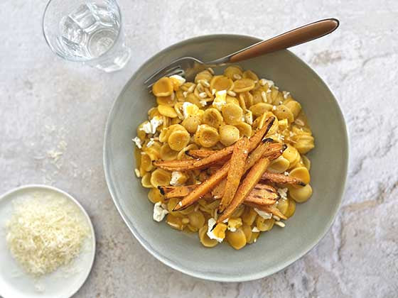 Des pâtes aux carottes, noix et fromage. Un repas coloré, réconfortant et santé à essayer. Une recette d'Isabelle Huot Docteure en nutrition.