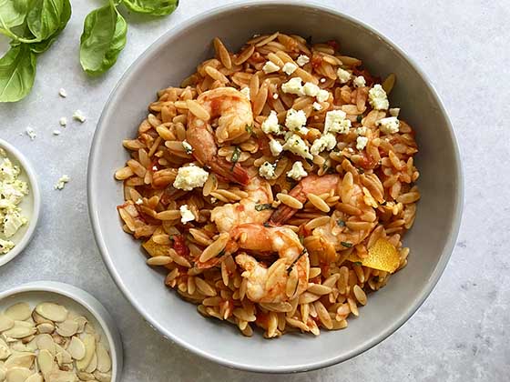 Essayez cette recette d'orzo aux tomates, orange et féta. Une recette simple à cuisiner et savoureuse à déguster de la chef Mélanie Marchand.