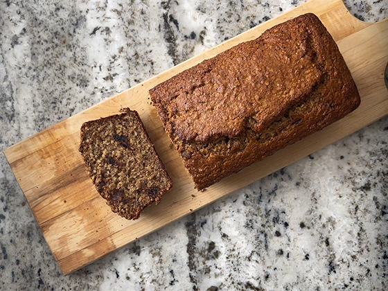 Le savoureux pain aux bananes d'Isabelle Huot : un dessert santé et savoureux qui se cuisine en quelques minutes seulement!