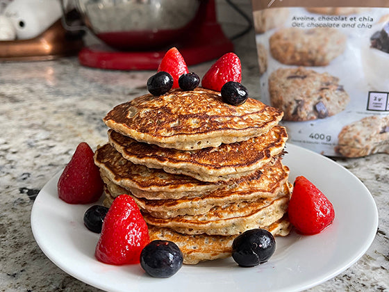 Essayez ces savoureuses pancakes faites avec le mélange à biscuits avoine, chocolat et chia d'Isabelle Huot, Docteure en nutrition. Une recette simple et savoureuses.