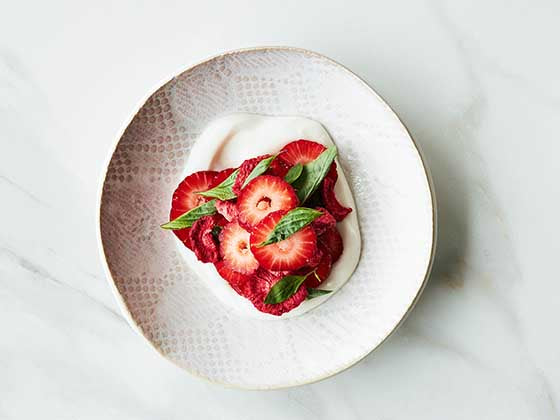 Parfait de yogourt, fraises, basilic. Une recette santé et savoureuse mettant en vedette les produits finalistes du Gala DUX.