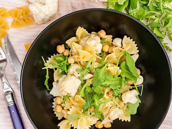 Découvrez cette recette de pâtes au chou-fleur et aux pois chiches. Signée Isabelle Huot Docteure en nutrition.