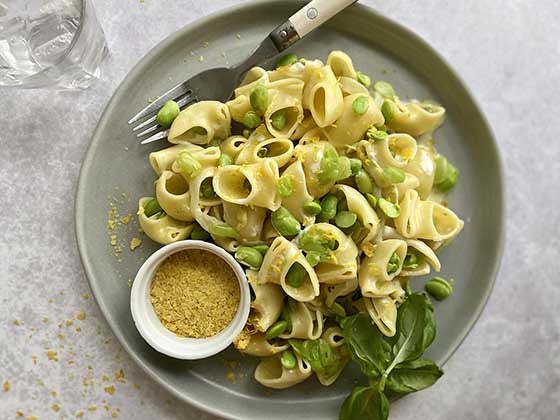 Pâtes aux edamames, tofu et citron : une recette végétarienne, originale et savoureuse de la chef Mélanie Marchand pour le blogue santé d'Isabelle Huot Docteure en nutrition.