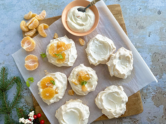 Mini Pavlovas au yogourt et clémentine. Une recette traditionnelle du temps des Fêtes tout en légèreté.