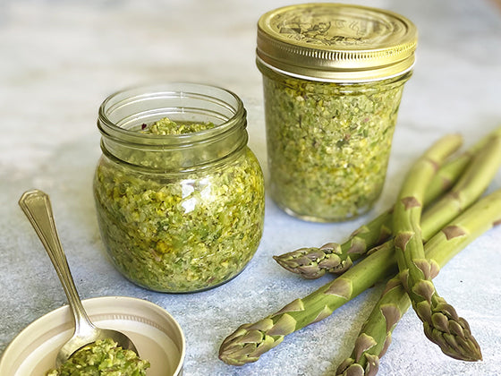 Essayez ce pesto d'asperges, pistaches et parmesan. Une abondance de saveurs et de couleur, un pesto nutritif et délicieux signé Mélanie Marchand chef culinaire et Isabelle Huot Docteure en nutrition.