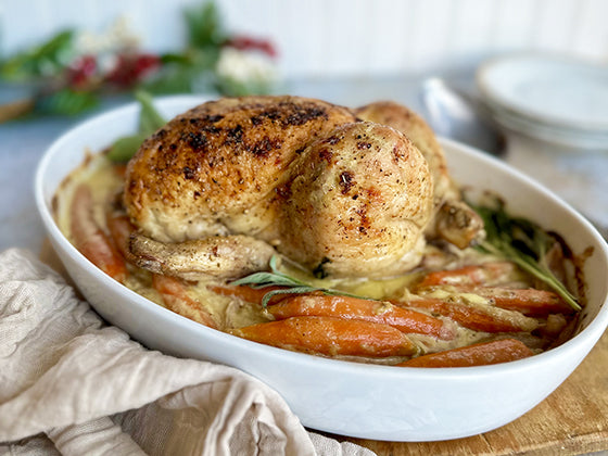 Un souper de Noël en toute simplicité, c'est possible avec ce plat principal de poulet rôti à la boisson d'amandes et carottes. Un repas festif, santé et simple à cuisiner.