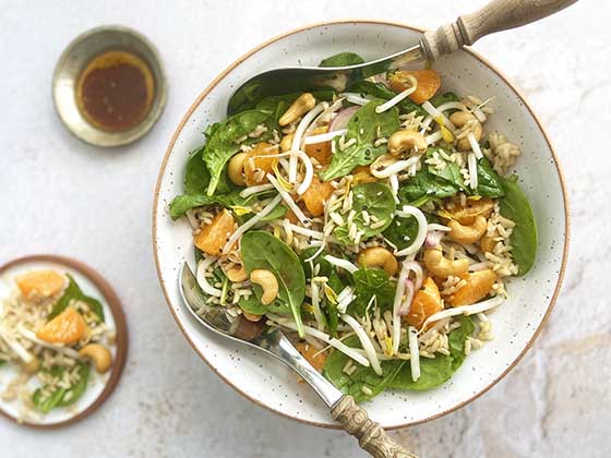 Salade d'amour pleine de légumes croquants : épinards, fèves germées et clémentines en guise de garniture. Un vrai délice coloré et savoureux pour la saison chaude. Recette santé d'Isabelle Huot Docteure en nutrition.