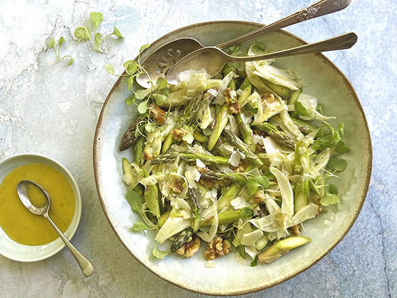 Essayez cette recette de salade d'asperges, fenouil, Grenoble et parmesan. Une salade simple à cuisiner et savoureuse aux saveurs estivales. Une recette de la chef culinaire Mélanie Marchand pour le blogue santé d'Isabelle Huot Docteure en nutrition.