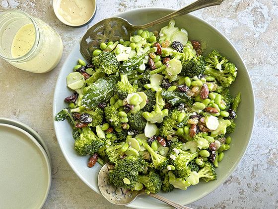 Essayez cette savoureuse salade de brocoli, amandes et edamames. Une salade colorée et nutritive pour prolonger la saison estivale.