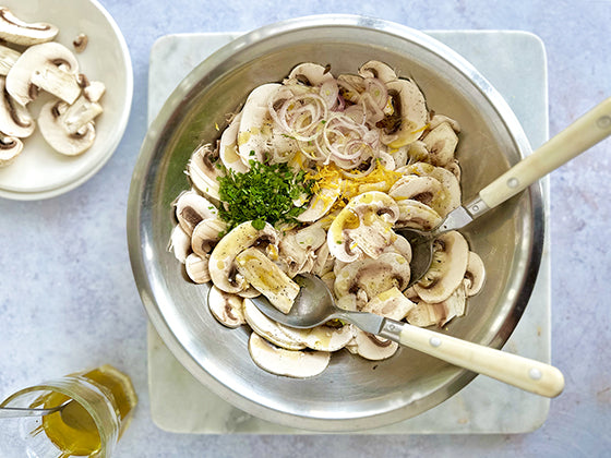 Essayez cette savoureuse salade de champignons frais, citron, ail et persil. Une recette savoureuse, nutritive et originale pour la saison estivale qui arrive bientôt!