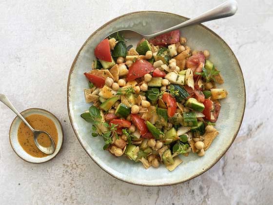 Salade fattouche et vinaigrette à l'hummus : une recette santé, savoureuse et colorée signée Isabelle Huot Docteure en nutrition. Une salade parfaite pour la saison chaude qui arrive rapidement.