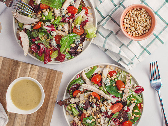 Les salades-repas aux restaurants sont certes des choix frais et savoureux, mais sont-elles réellement santé? Isabelle Huot Docteure en nutrition fait le point dans son article pour le Journal de Montréal.