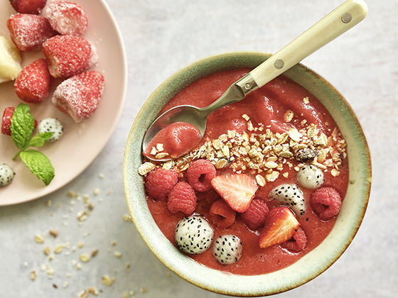 Bol de smoothie rouge à la betterave : Une recette rapide et savoureuse signée Isabelle Huot Docteure en nutrition.