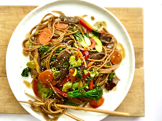 Découvrez la savoureuse recette de spaghettis à la chinoise de la chef Mélanie Marchand. Dans la section recette du site d'Isabelle Huot Docteure en nutrition.