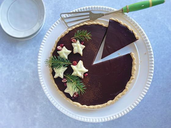 Essayez cette tarte au chocolat avec une croûte de pain d'épice. Une recette idéale pour le temps des Fêtes.