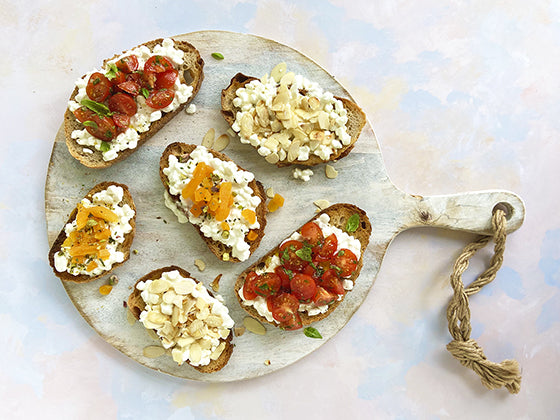 Tartines au fromage cottage, 3 façons de les cuisiner! Des recettes simples, savoureuses et santé : idéales pour un brunch de la Fête des mères.