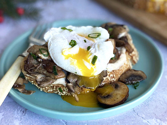 Rôties aux champignons crémeux à l'oeuf coulant : Une recette de la chef Mélanie Marchand pour Isabelle Huot Docteure en nutrition.