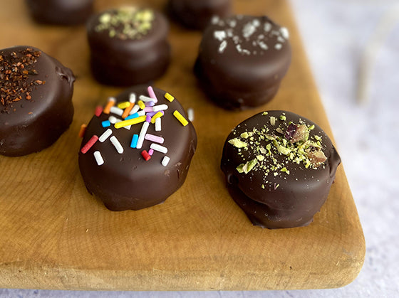 Chocolate, cranberry and almond no-bake bites on Isabelle Huot's blog