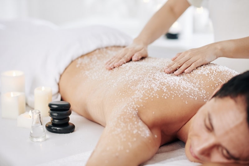 Peeling und Massage für eine gesunde Haut