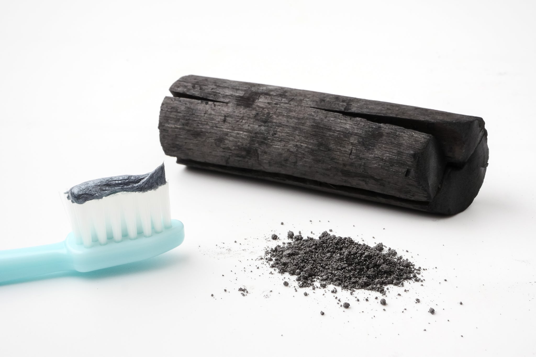 Конце использовать в качестве. Березовый уголь для чистки зубов. Зубной порошок с углем. Зубная паста из угля. Зубная щетка с углем.