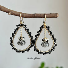 Laden Sie das Bild in den Galerie-Viewer, Black spinels chandelier earrings #2
