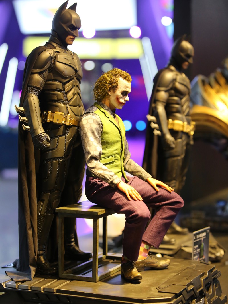 Queen Studios 1_3 Dark Knight Batman and Joker Collectible Statue