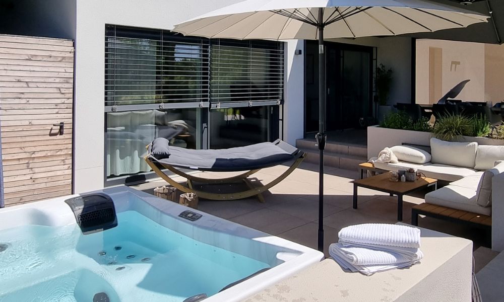 garden with a Lounge Bed and a Spaah Hot Tub