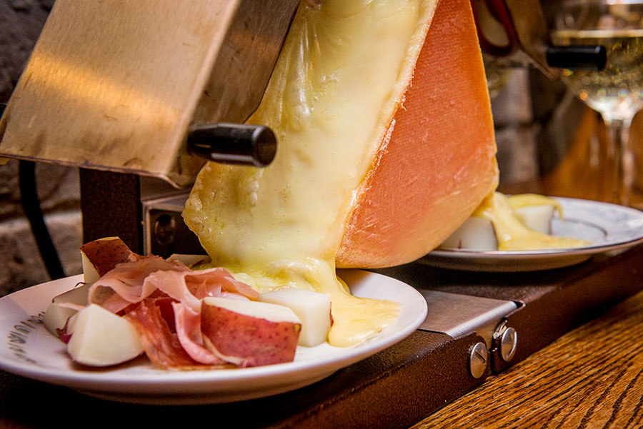 fromage pour Raclette ingredient, raclette fruitée, charcuterie, pommes de terre