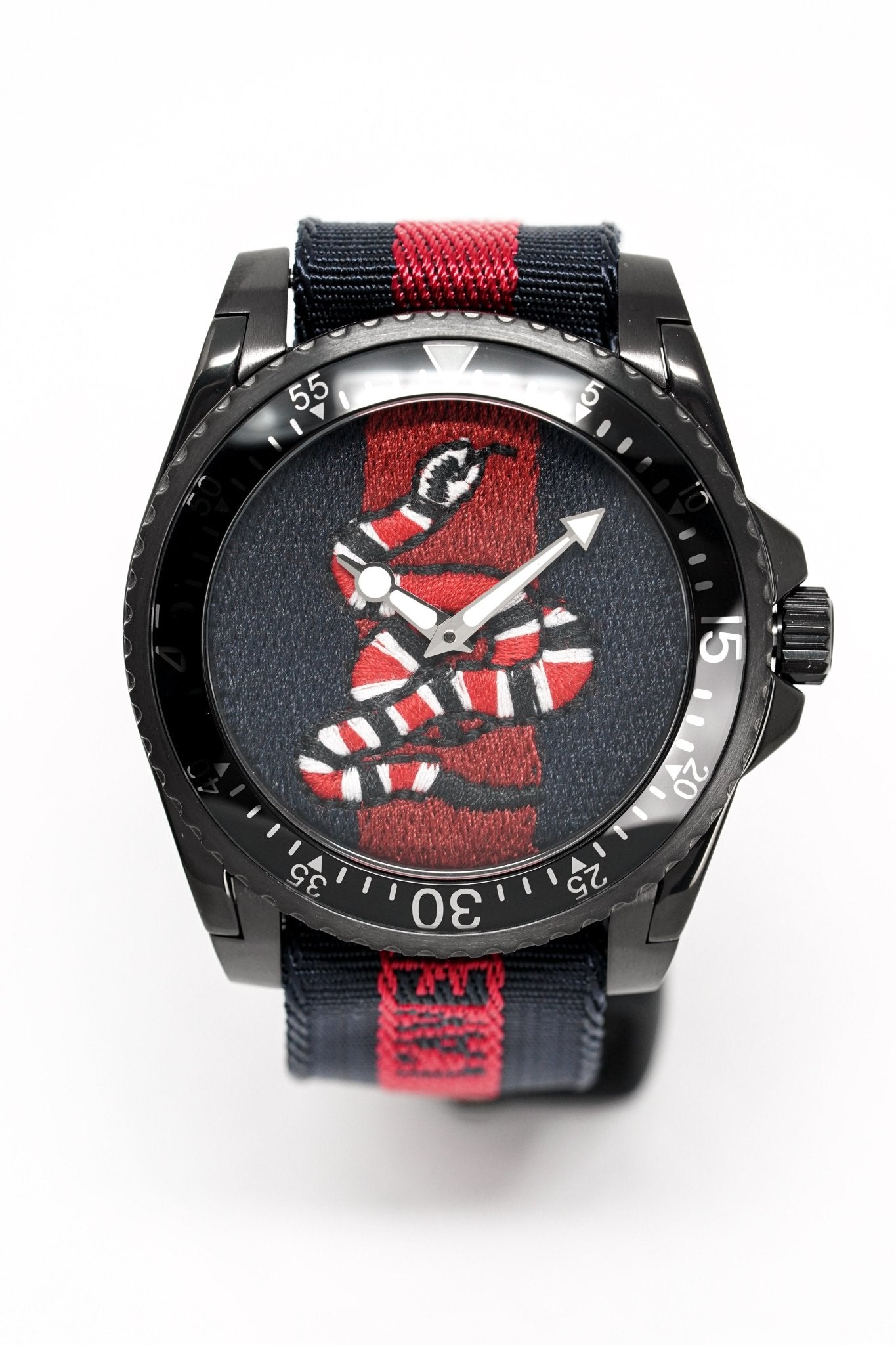 gucci dive black dial snake motif