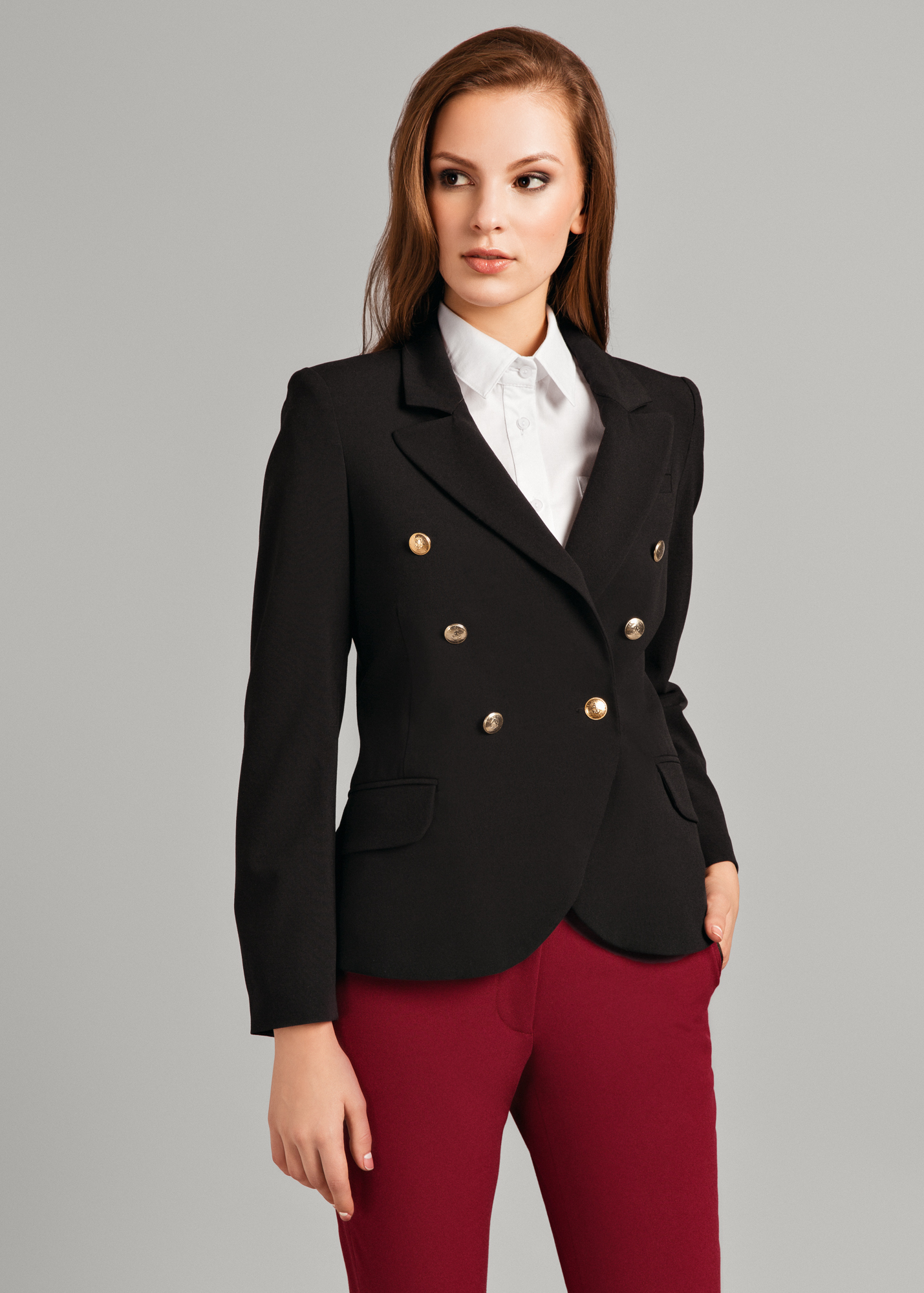 The blazer belongs to strong, timeless pieces. This wardrobe essential has survived the years and fashions without losing its charm.