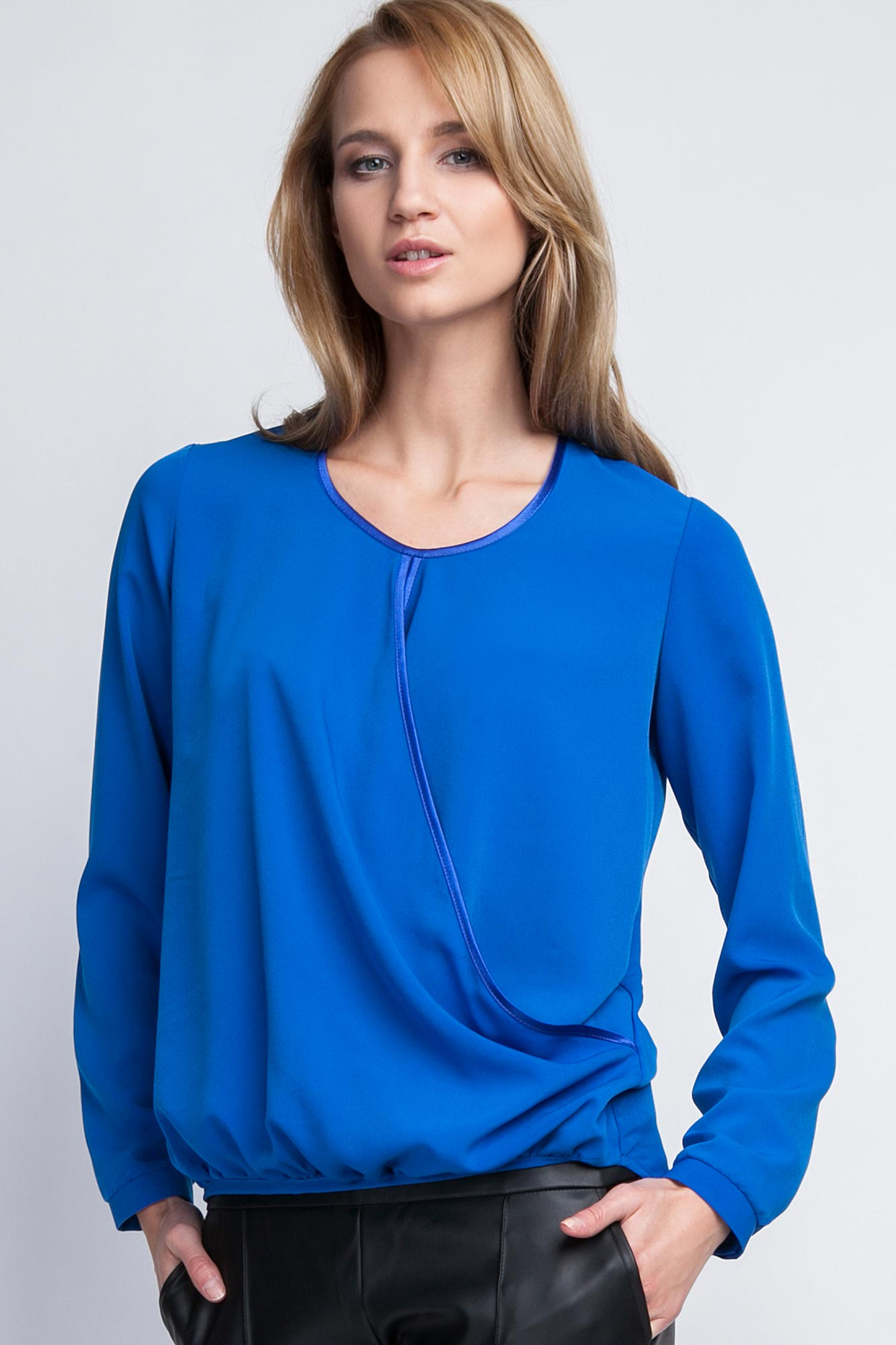 Crea un look irresistible con esta blusa azul eléctrico, muy elegante y perfectamente acorde con la tendencia actual.