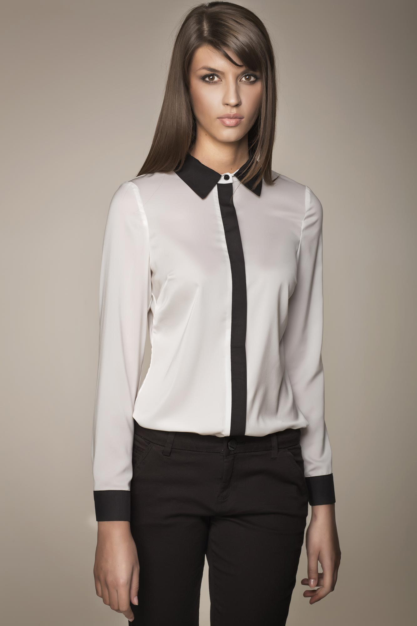 This very chic shirt plays with fashion codes and promises us a unique and undeniably elegant style.
