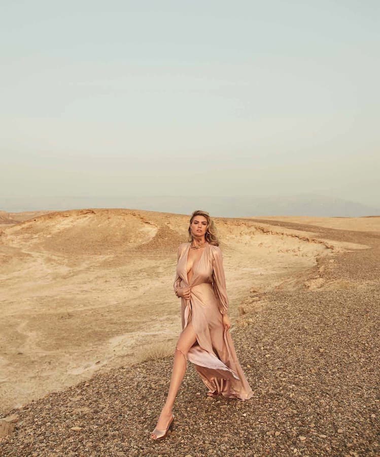 Kate Upton en robe fluide et décolletée