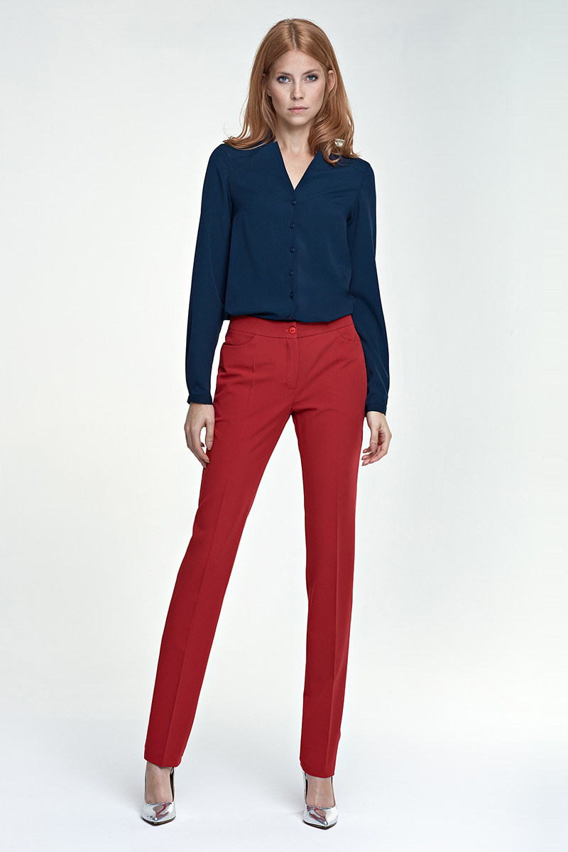 Pantalon rouge chic et chemisier bleu marine.