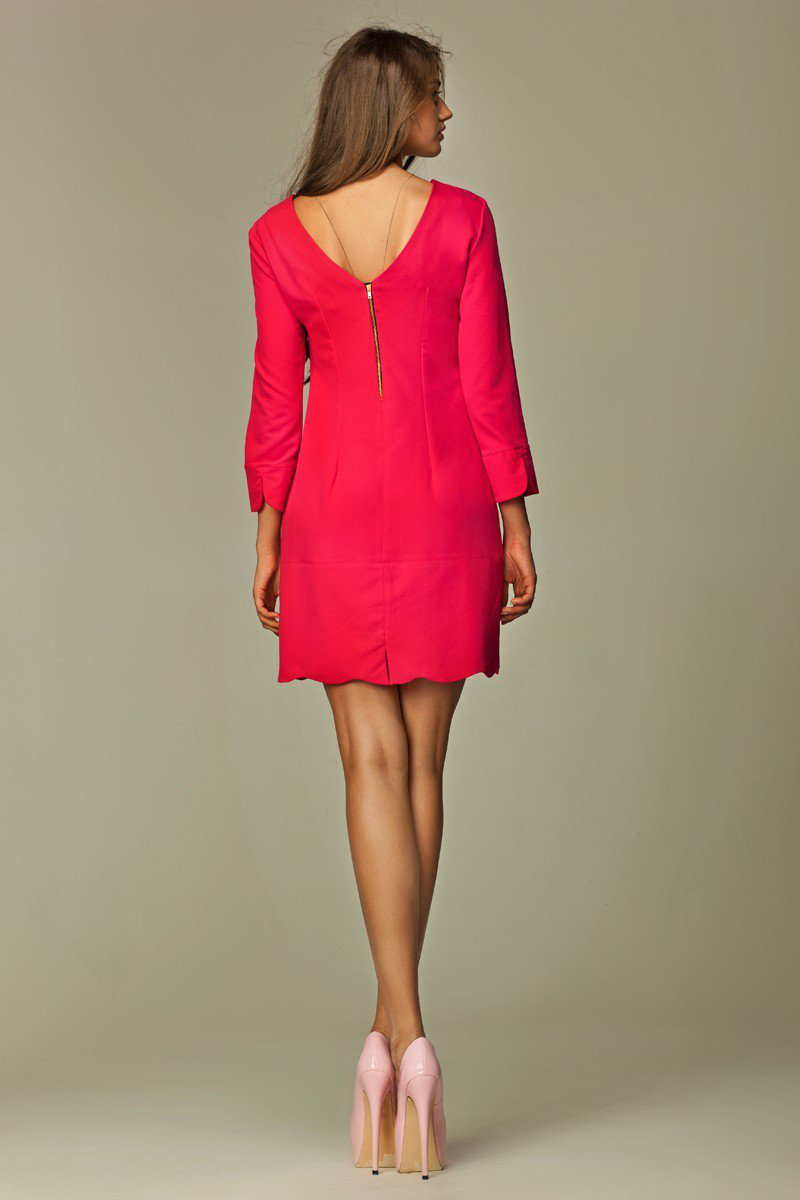 Robe décolletée dans le dos et festonnée à la base Robe dos nu fuchsia, décolletée dans le dos.