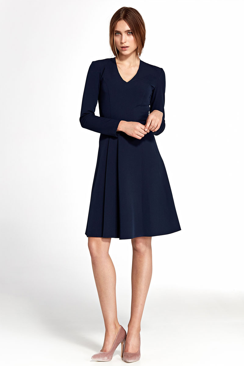 Flared dress, long sleeves, with high-waisted pleated skirt.