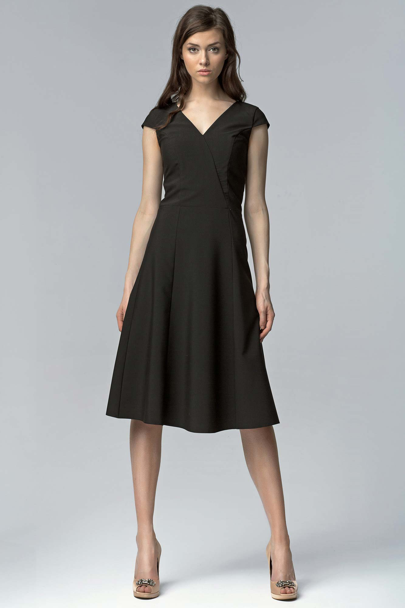 Robe midi noire, décolleté en V, chic et élégante.