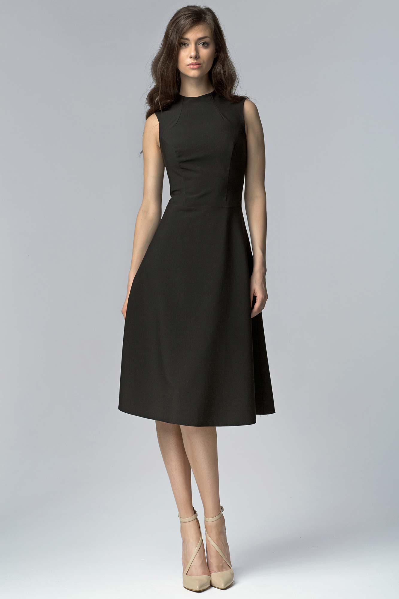 Black dress, knee length, sleeveless: Absolute chic!