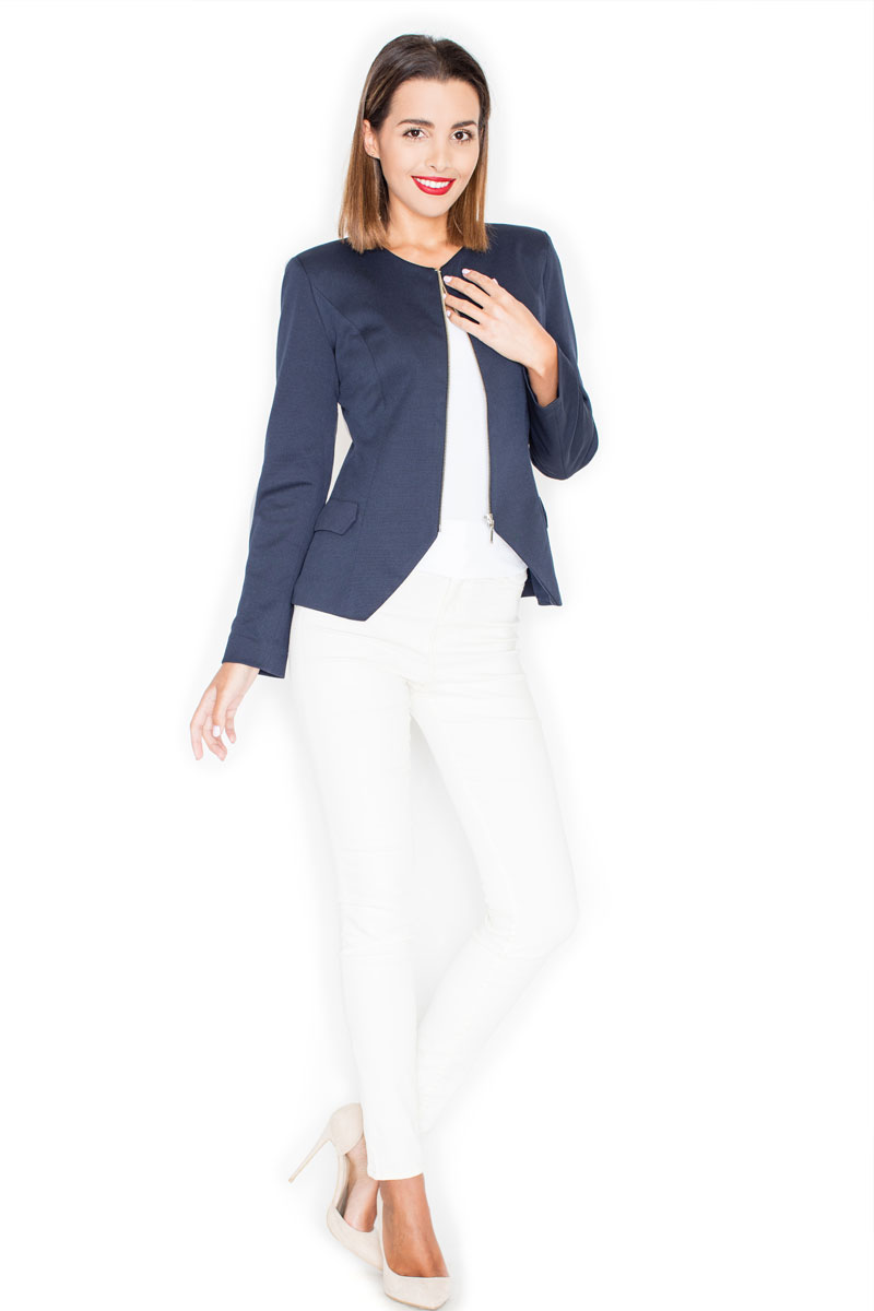 Between casual fashion and a refined line, this zipped jacket displays a navy blue shade mixing chic spirit and casual inspiration.