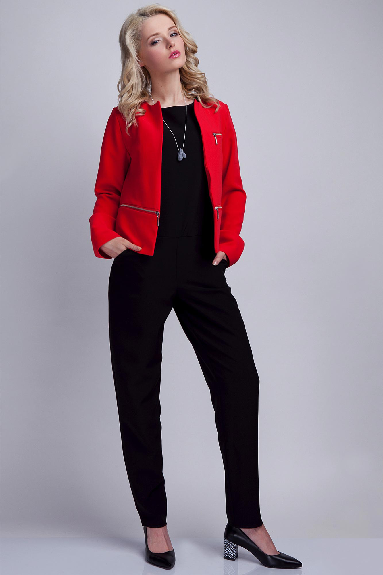 Veste rouge et combinaison noire pour femme