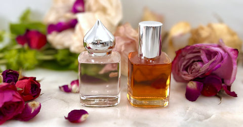 La perfumería ofrece los mejores perfumes de rosas y aceites de attar en bonitos frascos de regalo.