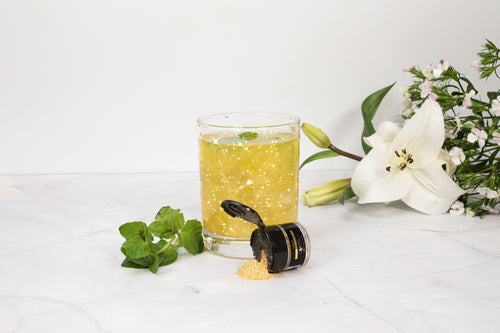 gold edible glitter cocktail with white flower | brewglitter.com