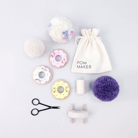 pom-maker-wooden-donut-pompom-makers-contents