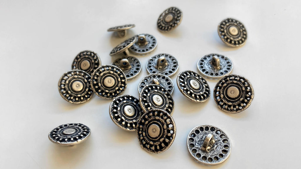 Metal Button - Textile Garden in the US - 27 mm and 18 mm old silver with pattern