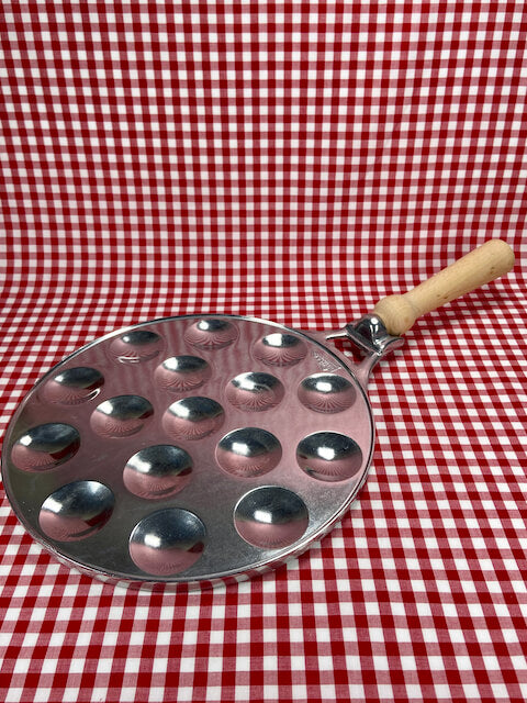  Le Chef Poffertjes plaat met Handvaten 23cm /9 Gietijzer(Very  Steady, Heavy cast iron Pan)Dutch Poffertjes Pan,Dutch Pancake pan cast iron  ,Poele a pets de nonne fonte,Krapfenpfanne Gusseisen : Home & Kitchen