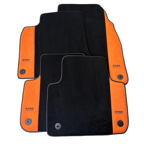 Schwarze Fußmatten für Audi Q2 (2020–2024) mit orangefarbenem Alcantara | ER56-Design