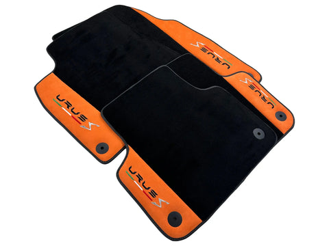 Schwarze Fußmatten für Lamborghini Urus S mit orangefarbenem Alcantara-Leder