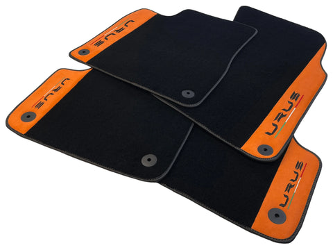Schwarze Fußmatten für Lamborghini Urus mit orangefarbenem Alcantara-Leder